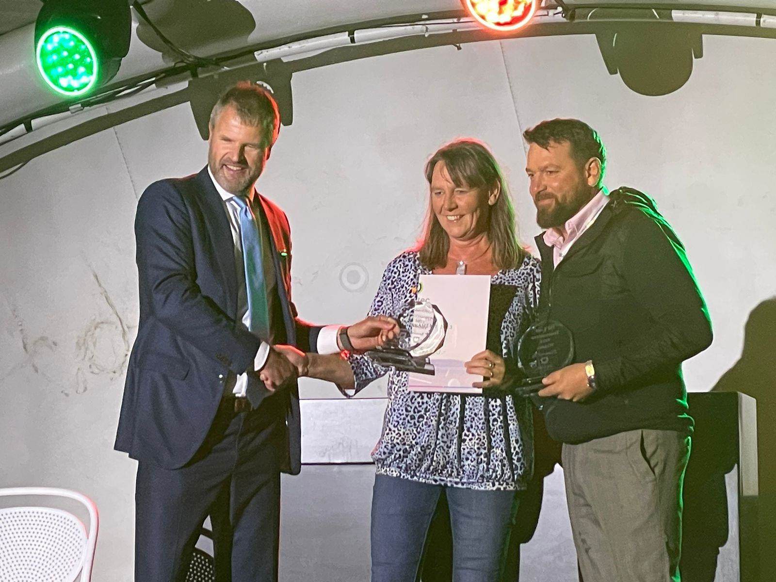 Incotec's managing director presents prize to ISF golf tournament winners
