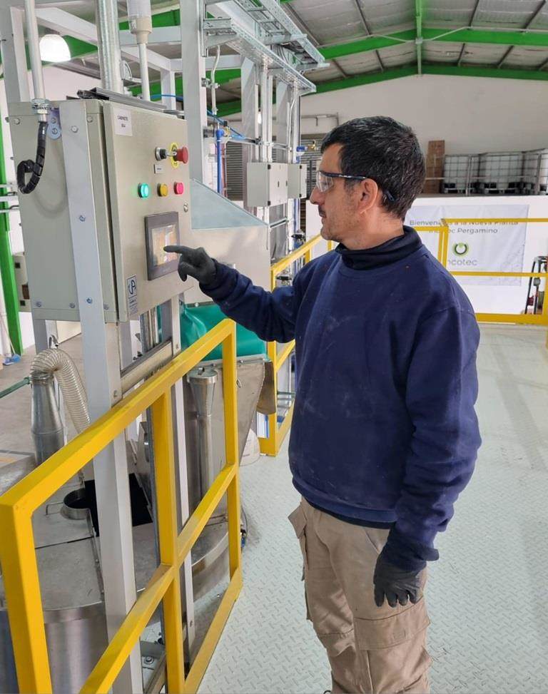 El operador del proceso inicia la producción en la planta renovada de producción de recubrimientos para semillas de Incotec Argentina.
