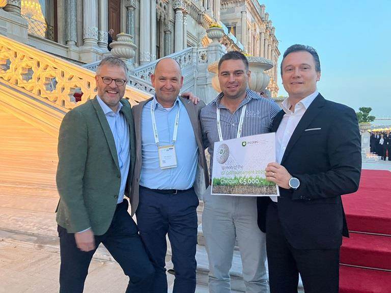 Bruno Hoeltgebaum, directeur commercial mondial d'Incotec, remet à l'équipe gagnante du tournoi de golf ISF un chèque de 5 000 euros qui sera reversé à une œuvre caritative.